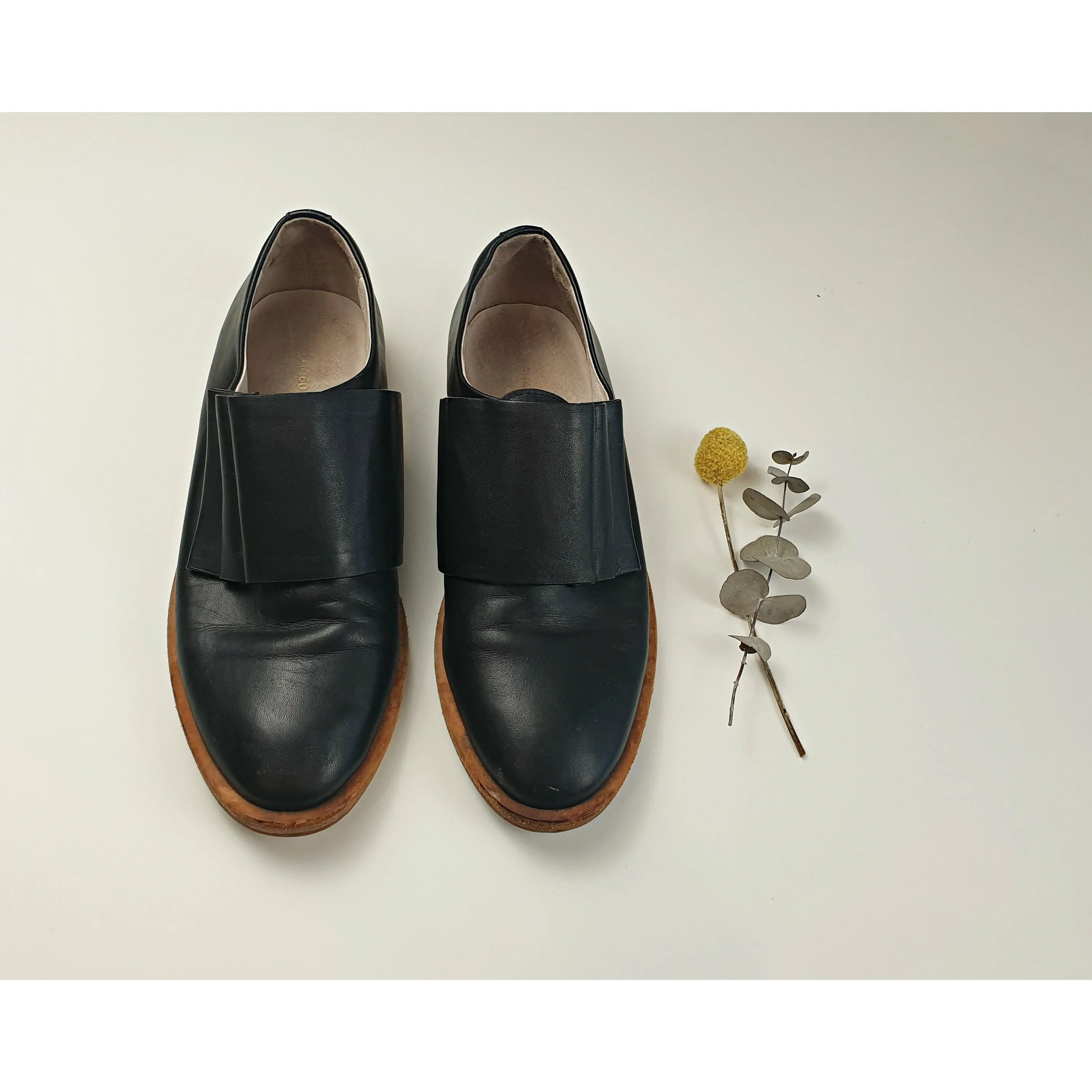 Alpha 60 pre-owned black leather shoes with unique front detail size 40