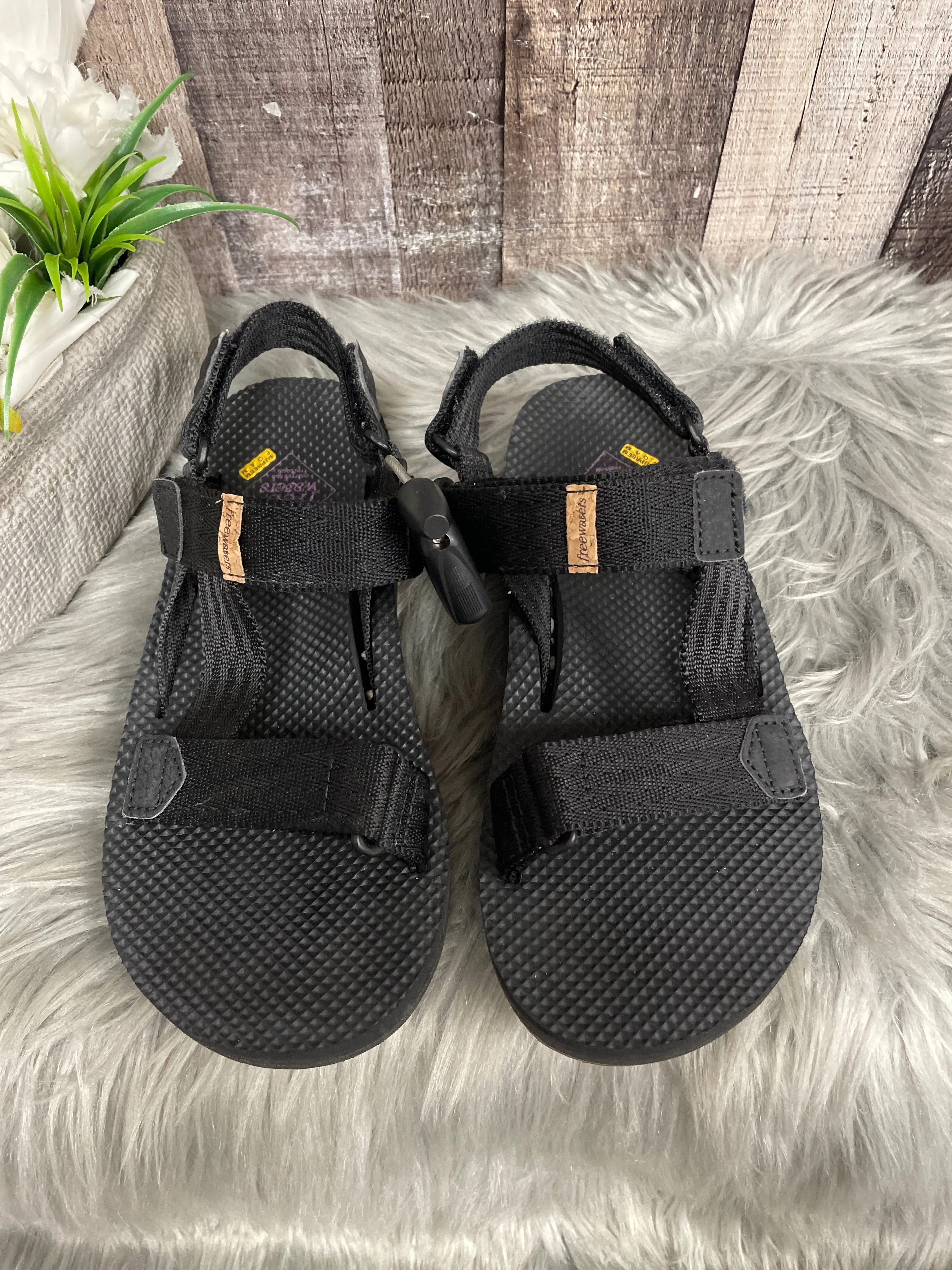 Black Sandals Flats Cme, Size 6.5