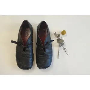 Camper pre-owned black shoes with lovely and unqiue pattern size 37