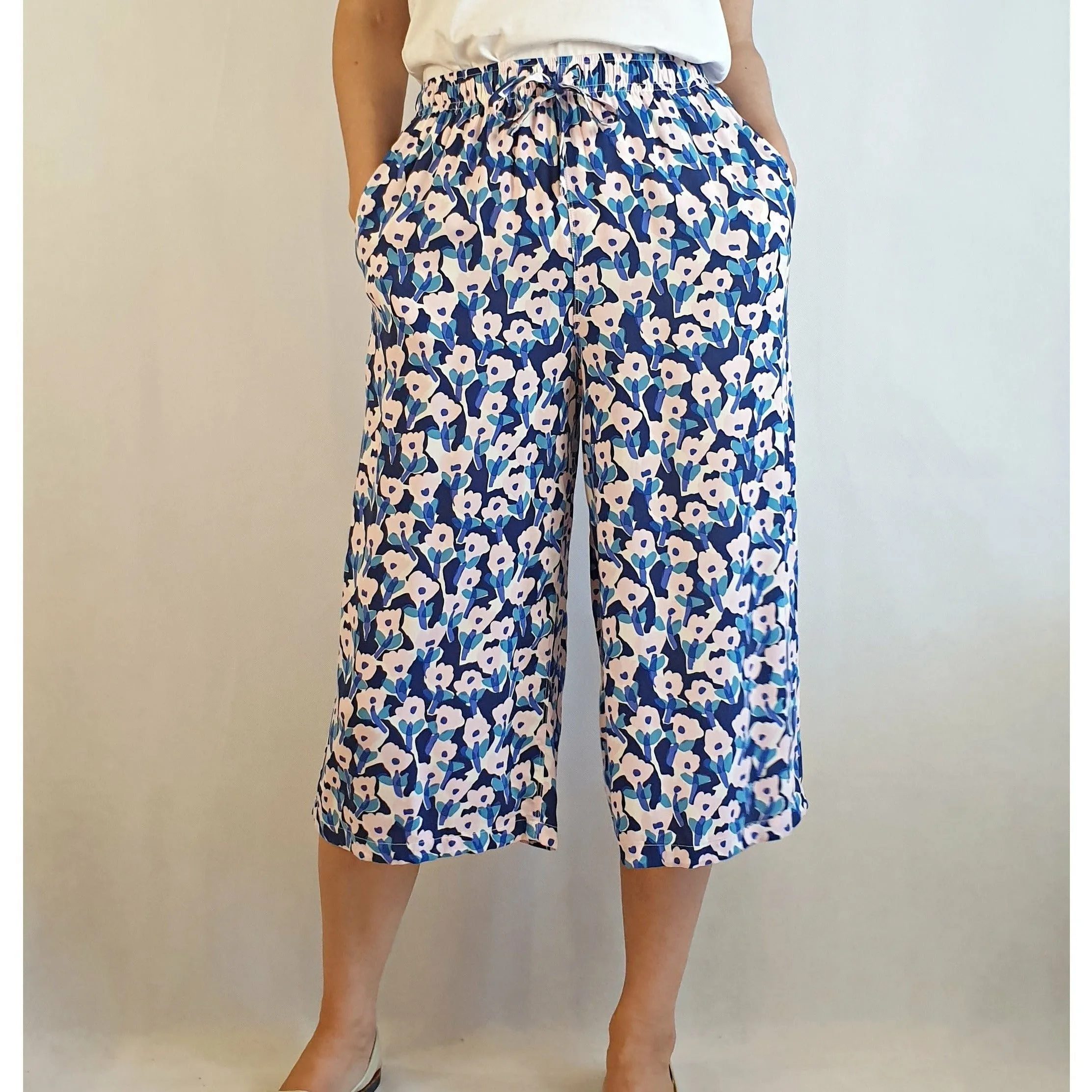Cassie Byrnes (i.e. Variety Hour) x Uniqlo wide leg cropped pants size XS (best fits 6-8)