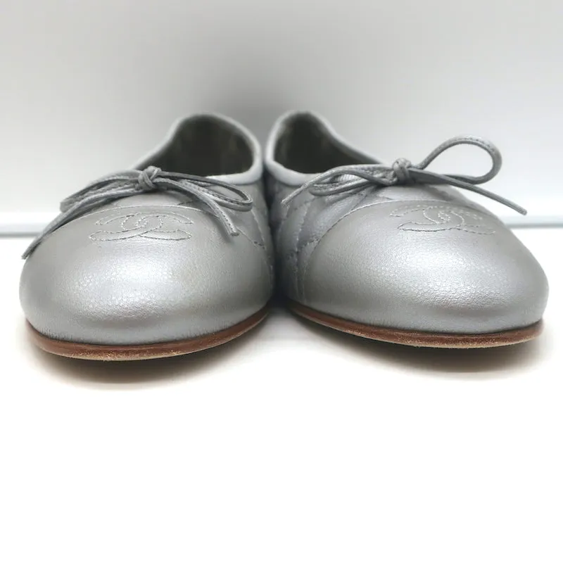 Chanel CC Cap Toe Bow Ballet Flats Silver Metallic Quilted Leather Size 41.5