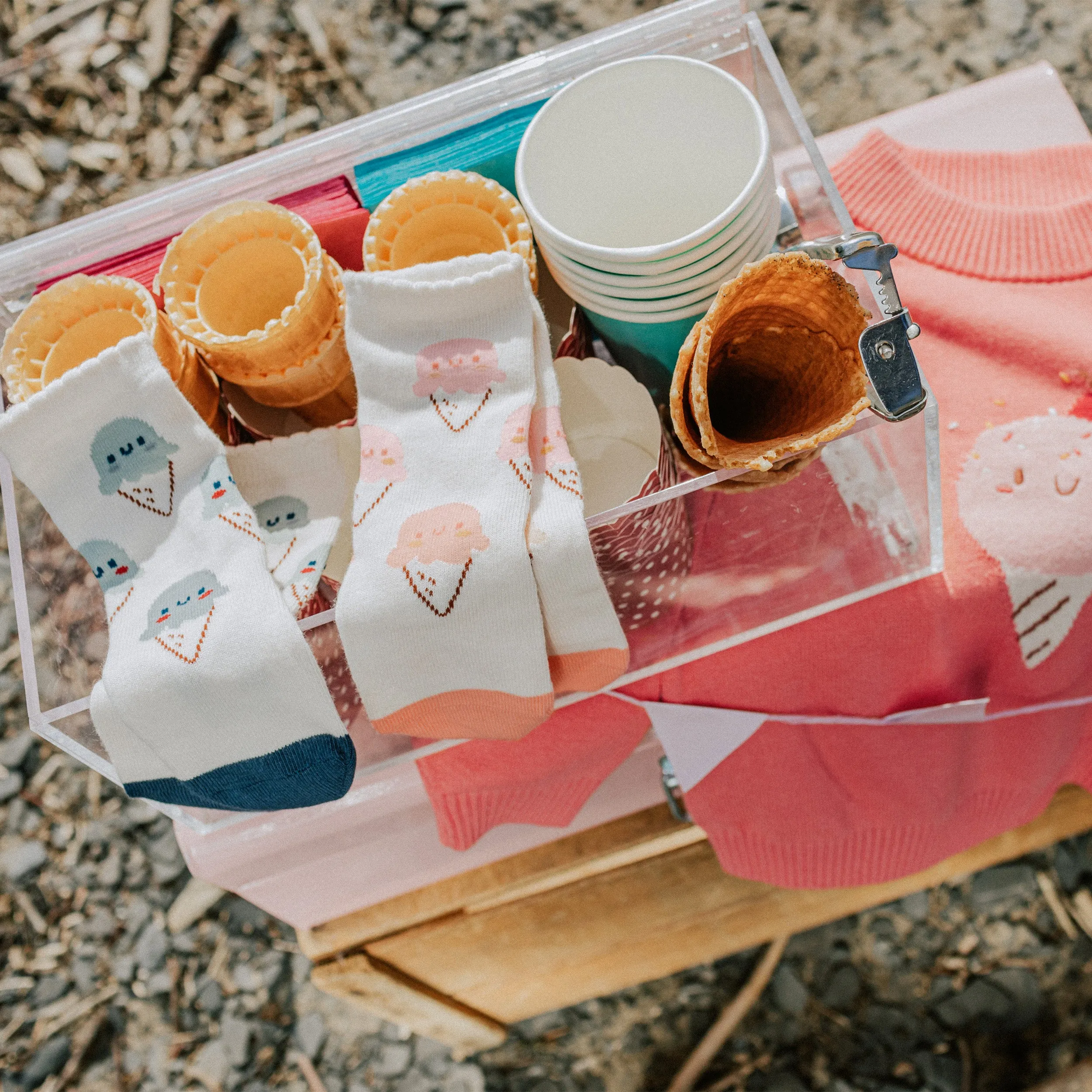 Chaussettes crème avec jolies crèmes glacées bleues, bébé || Cream socks with cute blue ice cream, baby