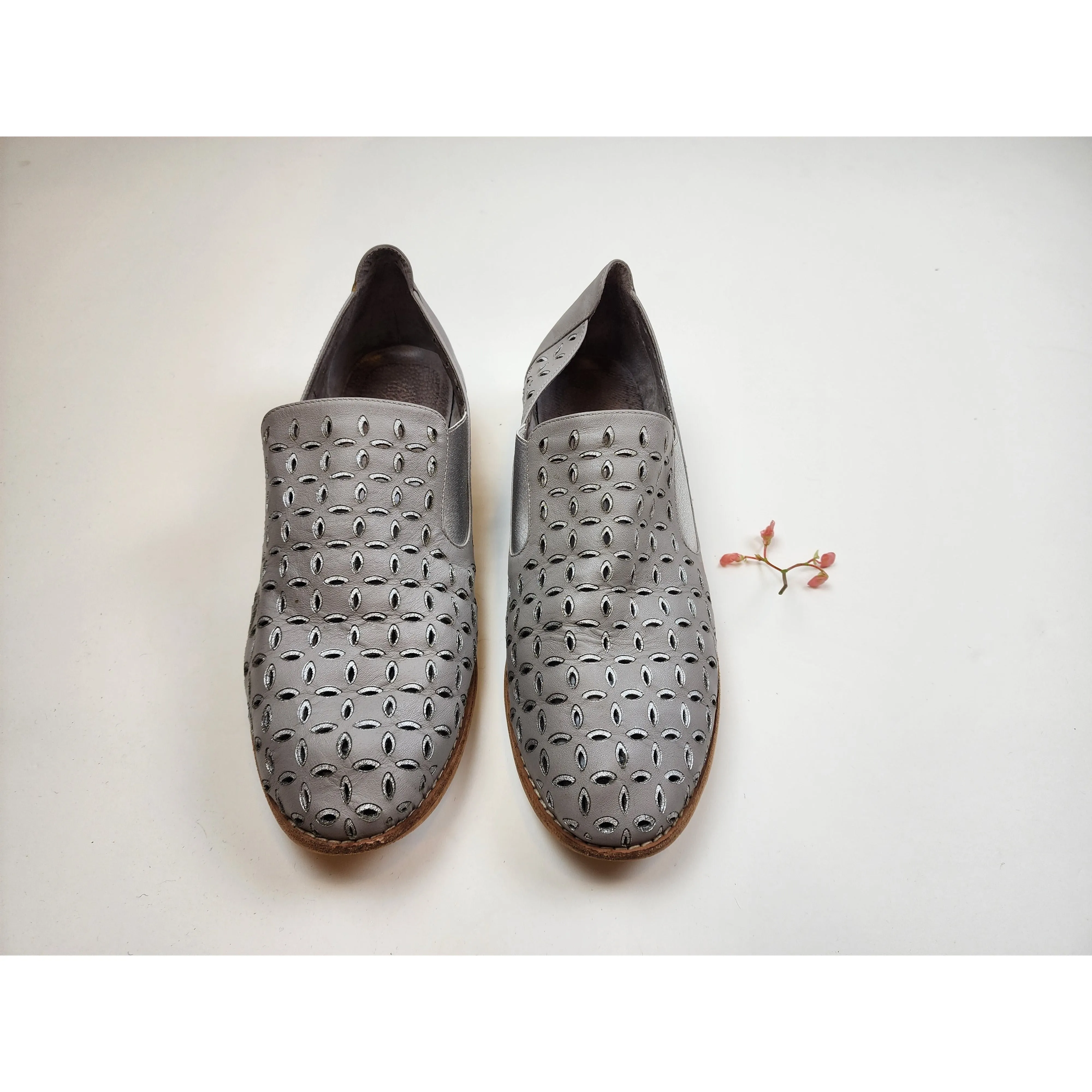 Django & Juliette grey leather flats "America" with silver lined perforations size 41