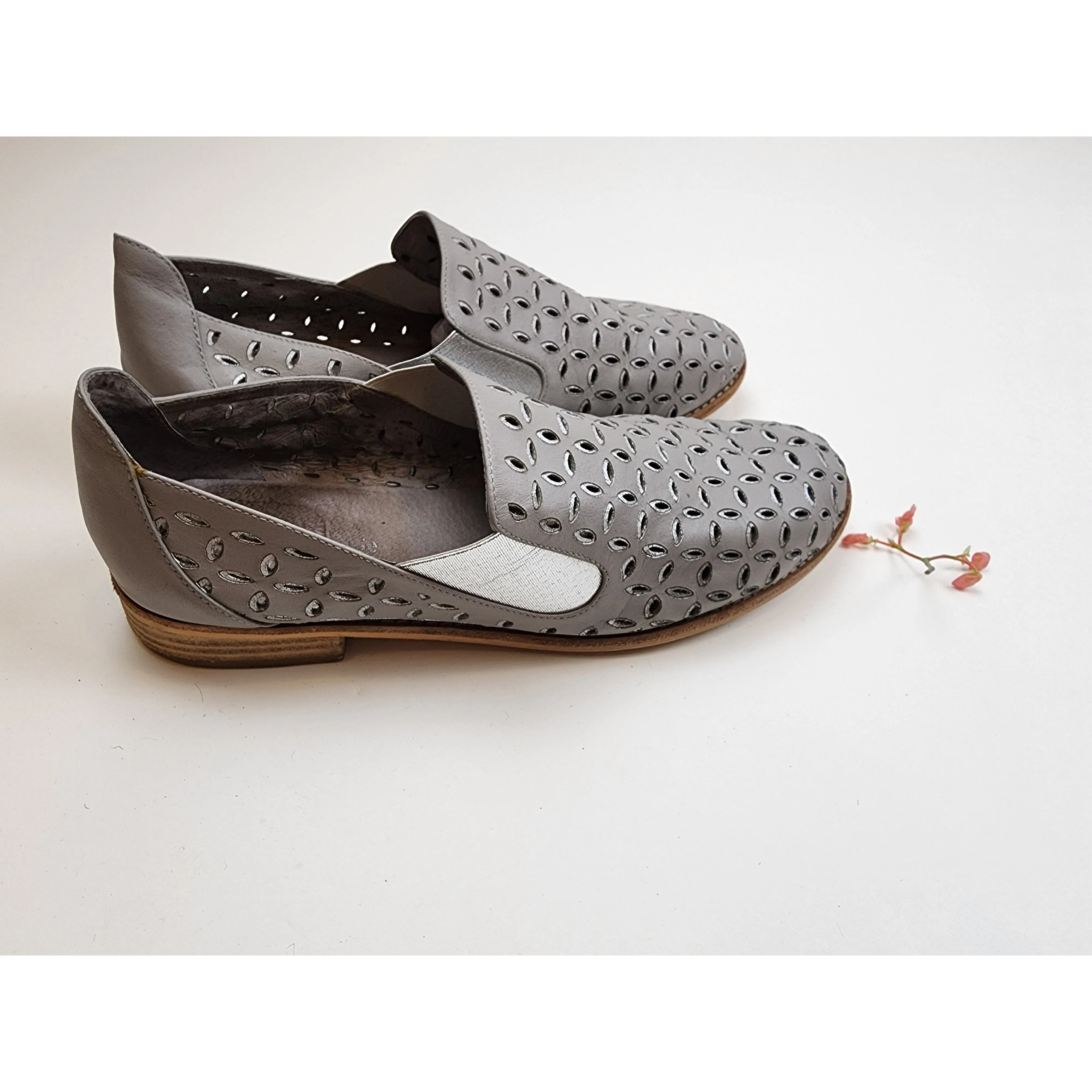 Django & Juliette grey leather flats "America" with silver lined perforations size 41