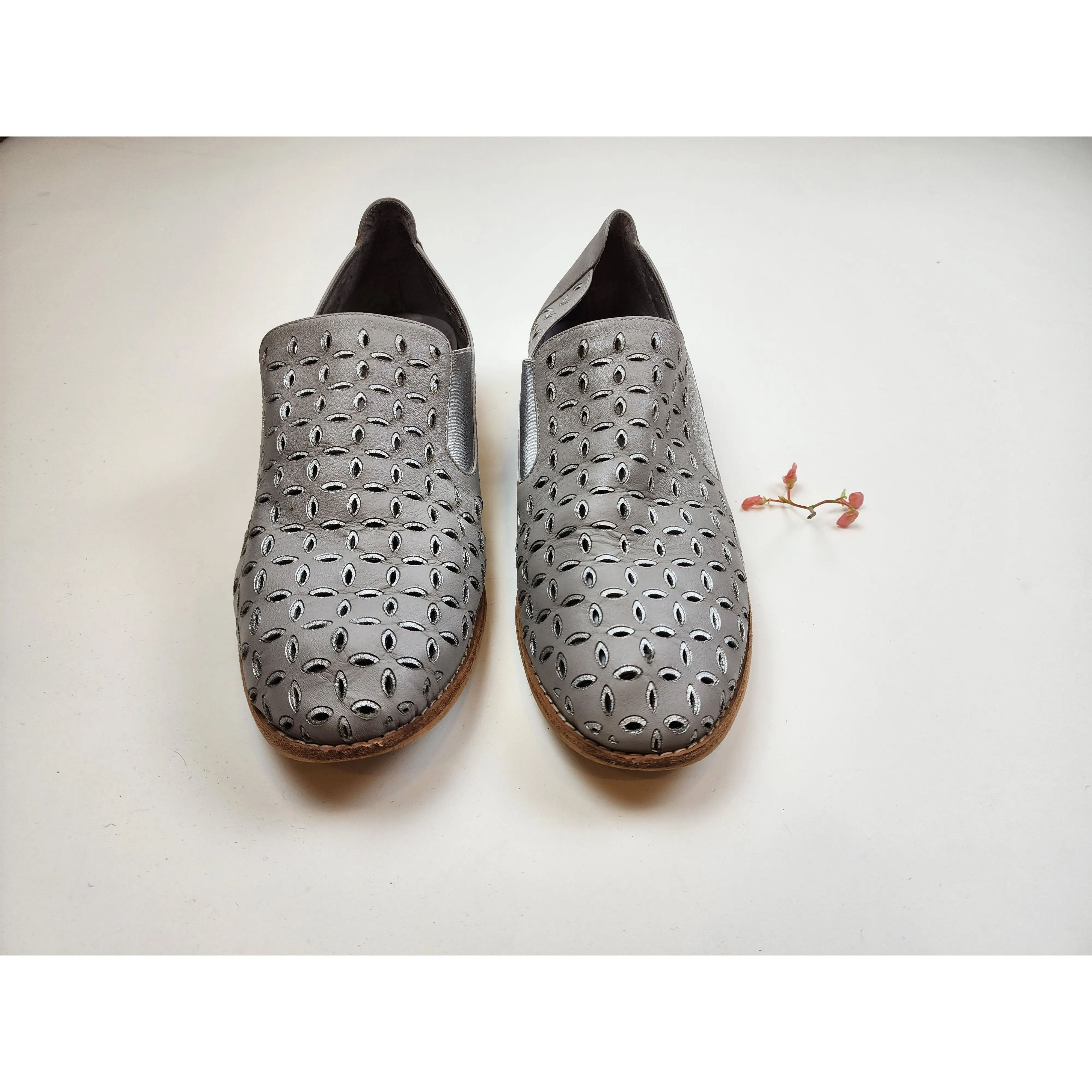 Django & Juliette grey leather flats "America" with silver lined perforations size 41