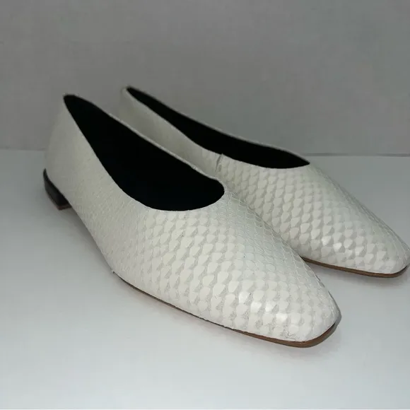 NWOT SAKS FIFTH AVENUE Snake-Embossed White Leather Ballet Flats Size 8.5M NWOB