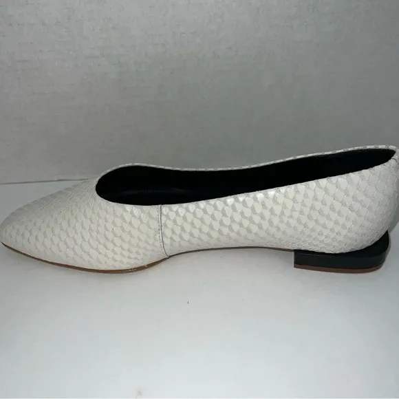 NWOT SAKS FIFTH AVENUE Snake-Embossed White Leather Ballet Flats Size 8.5M NWOB