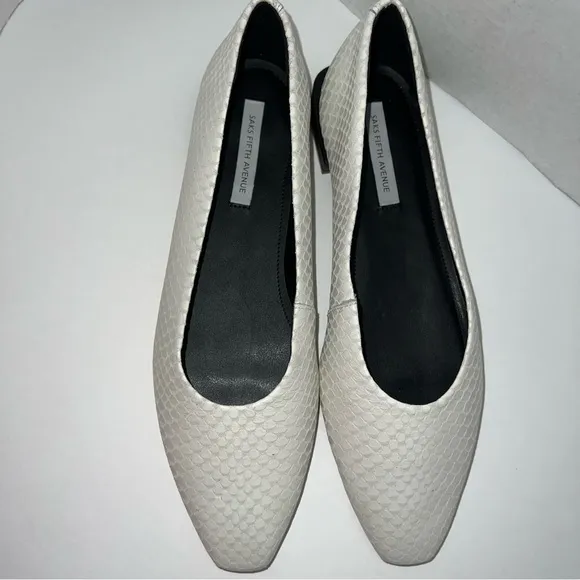 NWOT SAKS FIFTH AVENUE Snake-Embossed White Leather Ballet Flats Size 8.5M NWOB