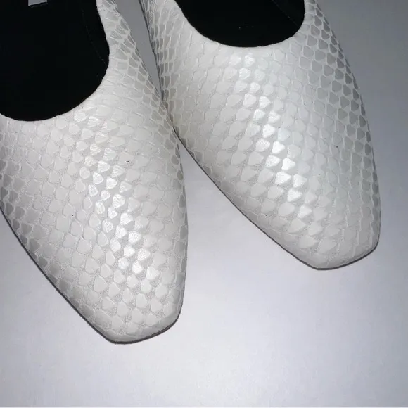 NWOT SAKS FIFTH AVENUE Snake-Embossed White Leather Ballet Flats Size 8.5M NWOB