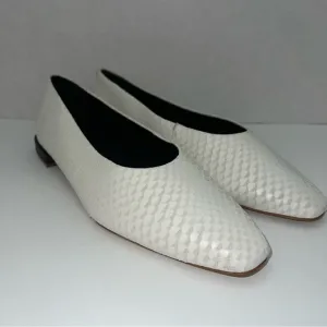 NWOT SAKS FIFTH AVENUE Snake-Embossed White Leather Ballet Flats Size 8.5M NWOB